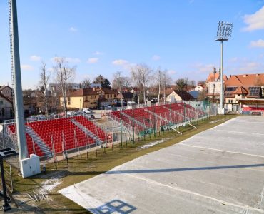 stadion miejski niepołomice wieże telewizyjne trybuny puszcza niepołomice ekstraklasa480253538_122159226158299474_6445269229939066959_n