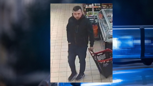 UWAGA! Kradzież artykuł&oacute;w spożywczych w Wieliczce. Policja publikuje wizerunek mężczyzny